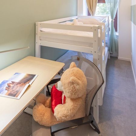65 Zoll 4K Tv, Disney Plus, Soundbar, Kostenloser Kaffee, 5 Raeume Leipzig Luaran gambar