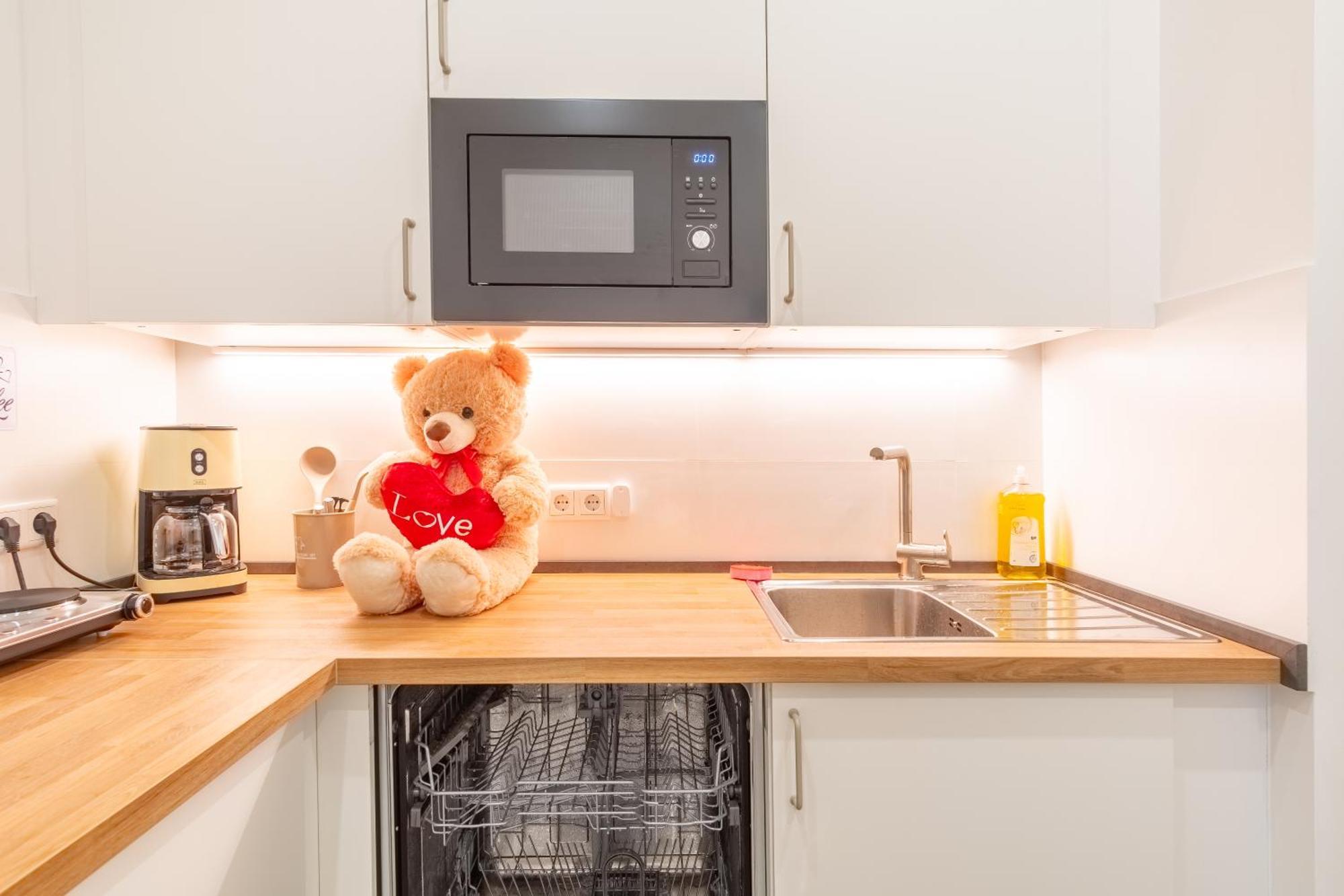 65 Zoll 4K Tv, Disney Plus, Soundbar, Kostenloser Kaffee, 5 Raeume Leipzig Luaran gambar
