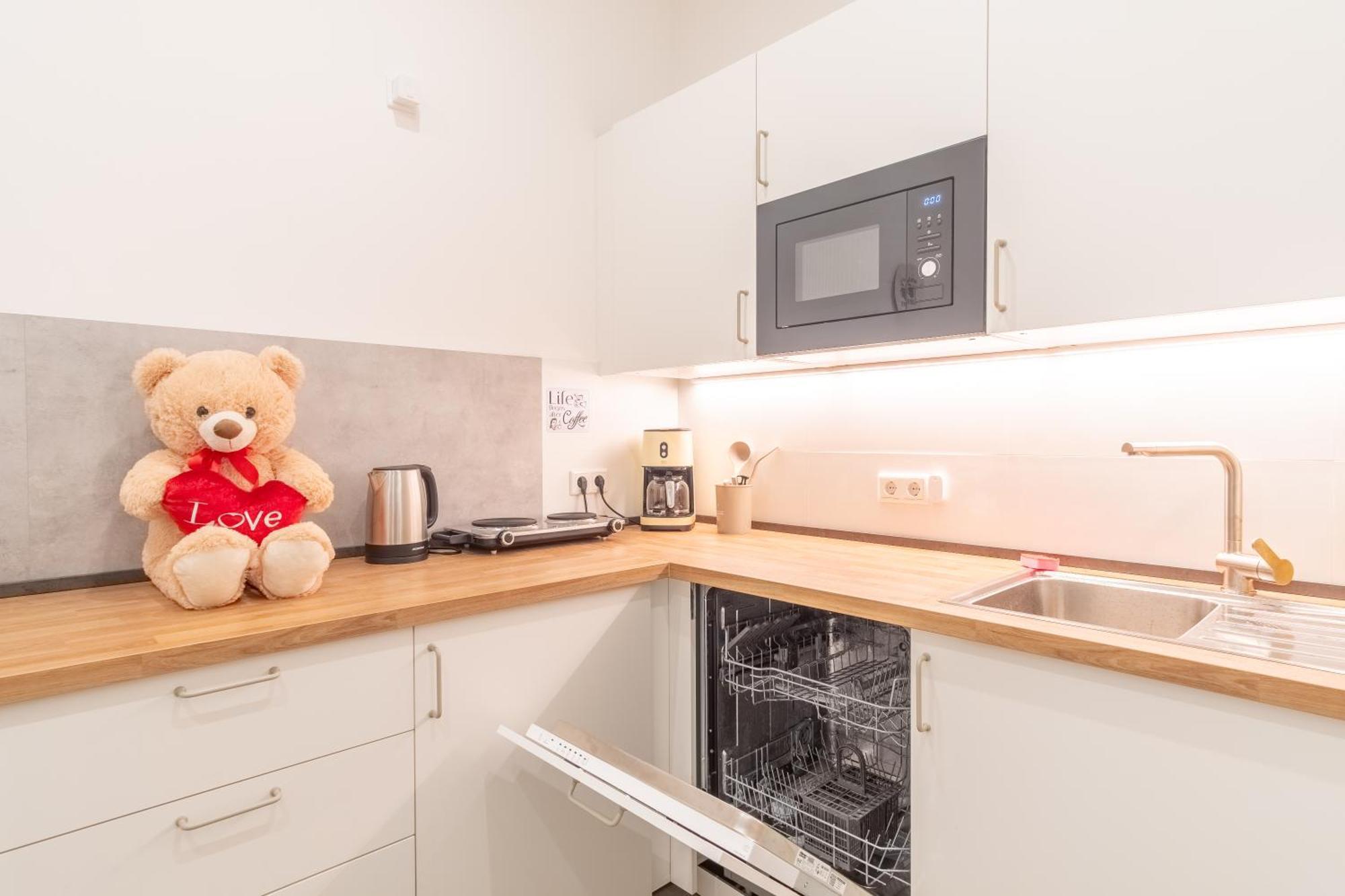 65 Zoll 4K Tv, Disney Plus, Soundbar, Kostenloser Kaffee, 5 Raeume Leipzig Luaran gambar